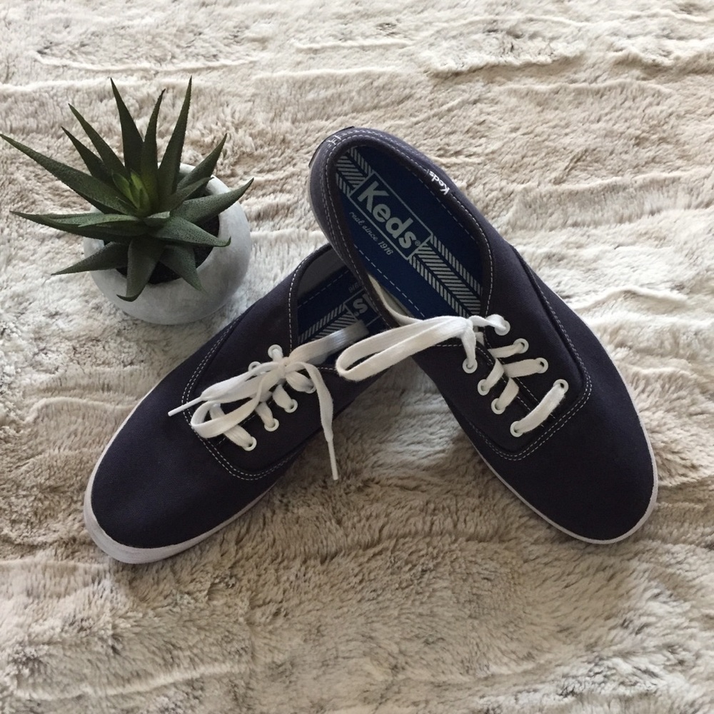 Keds size 8 navy blue canvas shoe